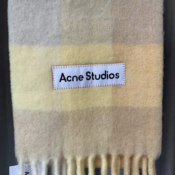 Acne Studios Soft Fluffy Pastel Scarf Cozy IT-Girl Winter Vibes - Picture 3 of 5